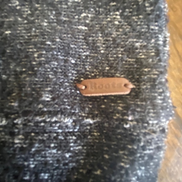 ROOTS funnel neck sweater size medium black and grey - Picture 8 of 9